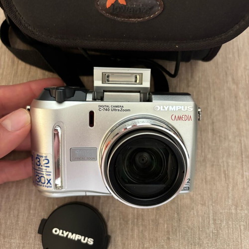 Olympus Camedia C750 Ultrazoom camera used with Lowepro case
