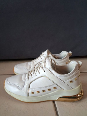Seven sneakers used, size 37, white with gold details