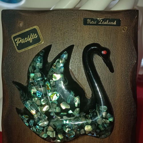 Wall Key Holder with Swan Vintage from New Zealand like new