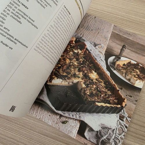 Akis Petretzikis Pies and Tarts cookbook like new, 20 recipes