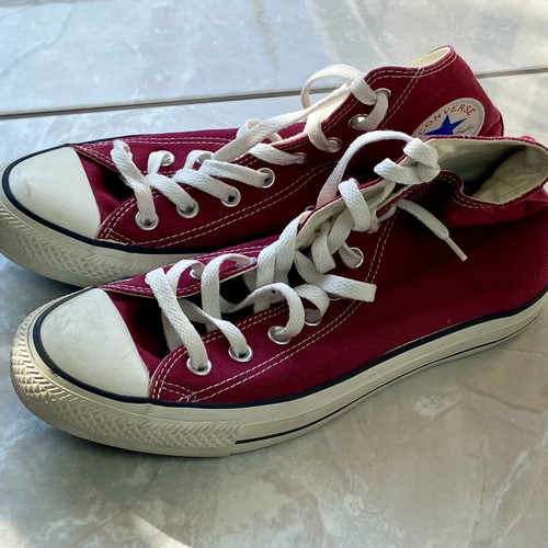 Converse Chuck Taylor All Star High Top sneakers like new, burgundy