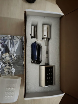 Smart door lock like new with fingerprint, RFID, code, Bluetooth, WiFi