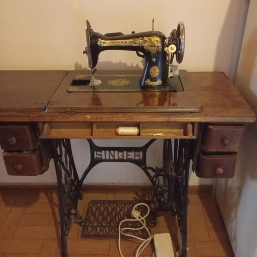 Singer sewing machine vintage used, functional, circa 1927
