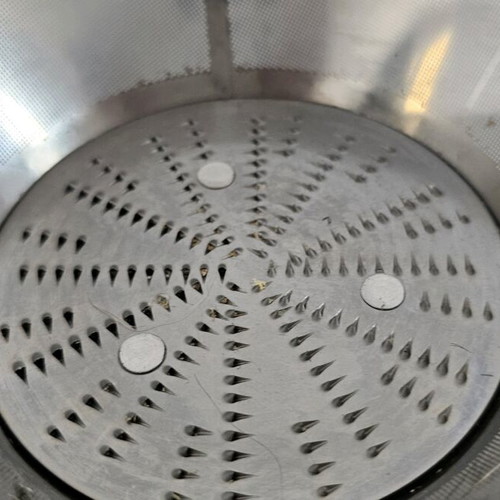Singer juicer like new with 800W power and easy cleaning