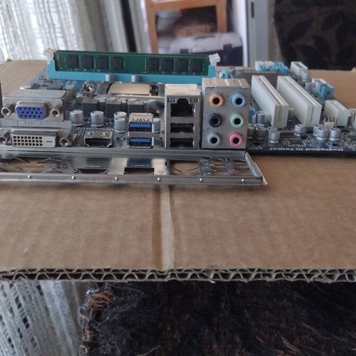 Gigabyte GA-HA65M-D2H-B3 motherboard with Intel Core i5-2400 CPU and fan