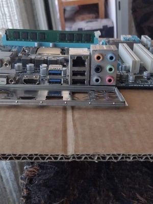 Gigabyte GA-HA65M-D2H-B3 motherboard with Intel Core i5-2400 CPU and fan