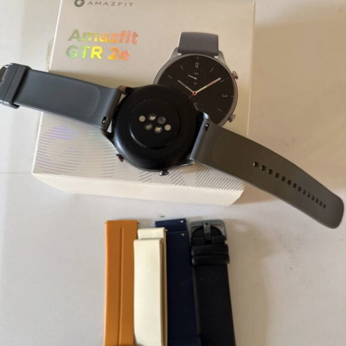 Amazfit GTR 2e smartwatch with 3 extra straps, box and charger