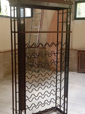 Wine rack iron with wooden details like new, heavy-duty