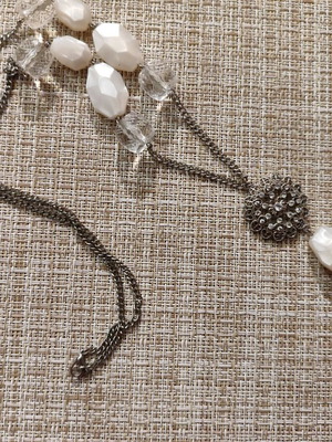 Long necklace like new, white and silver