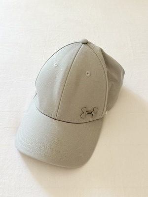 Under Armour hat like new, green, sizes S M