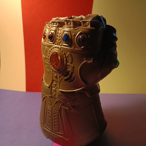 Marvel Avengers Infinity Gauntlet by Hasbro like new with audio and light