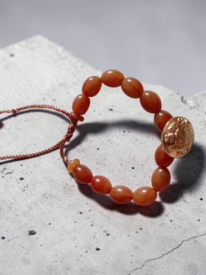 Handmade bracelet with gold element and amber beads