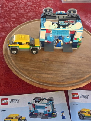LEGO City Town Car Wash set used, 243 pieces, 2 exclusive minifigures