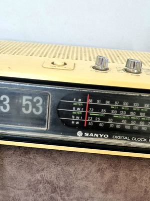 Ραδιόφωνο SANYO vintage μεταχειρισμένο, μη λειτουργικό