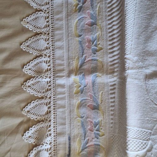 Vintage cotton bath face towel with handmade crochet lace border Indanthren