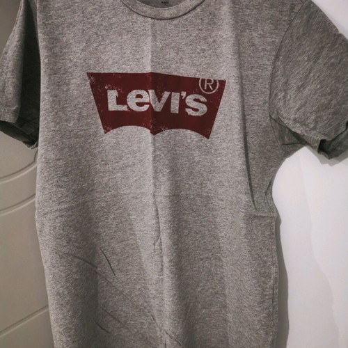Levi's T shirt gray size M like new with round neckline