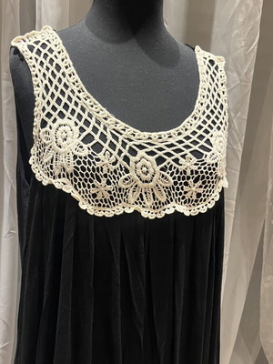 Dress with embroidery size 46 like new, black