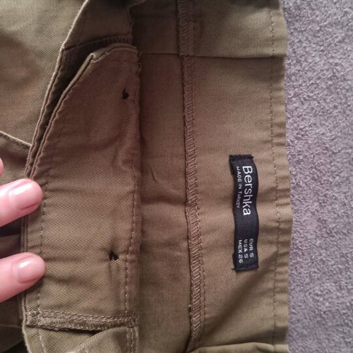 Mini skirt khaki Bershka like new, size small with buttons