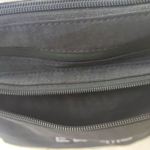 E EEOMU shoulder bag like new, black with zipper
