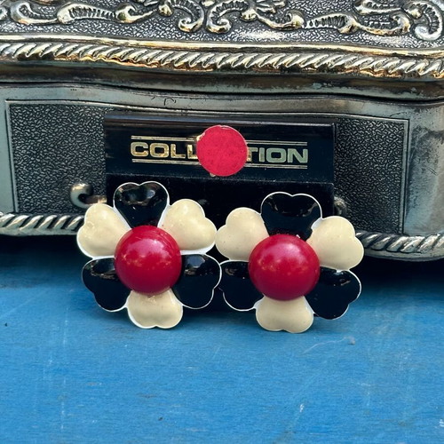 Vintage clip-on flower earrings used, black and white with red center