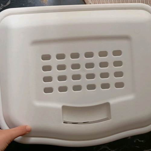 VIOMES plastic laundry basket white like new with lid