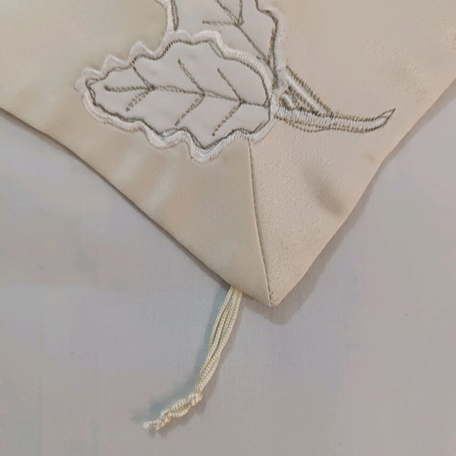 Table linen set of 4 ivory with beige satin border and leaf embroidery like new