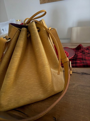 Louis Vuitton Petit Noe Epi leather shoulder bag like new, yellow