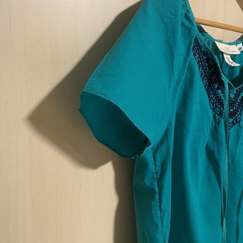 H&M cotton shirt with embroidery like new, blue and green, size M
