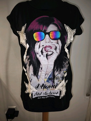 T-shirt with print like new, size L, black