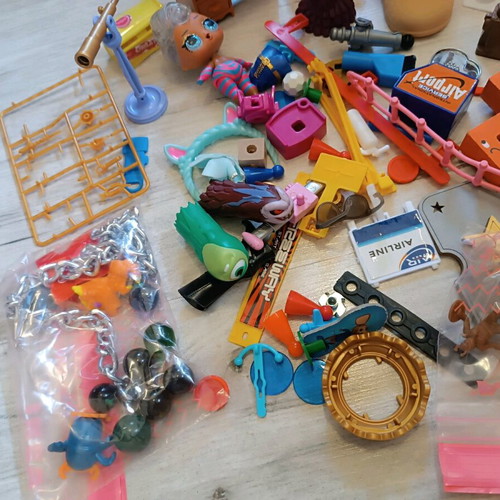 Playmobil used, pack of 13 Geobra 1987 figures and other toys