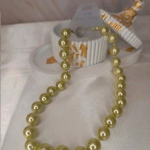 Necklace with light green pearls new, water resistant, 47 cm