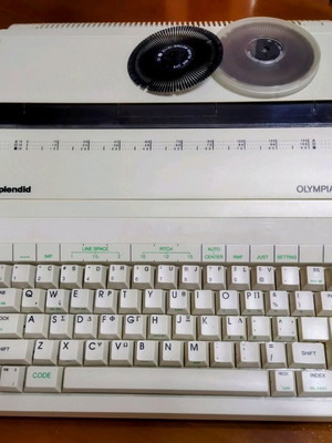 *OLYMPIA SPLENDID* ELECTRONIC TYPEWRITER