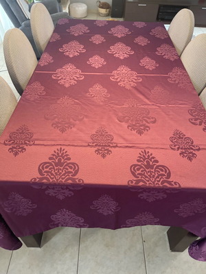 Purple tablecloth like new, size 250x370 with purple placemats