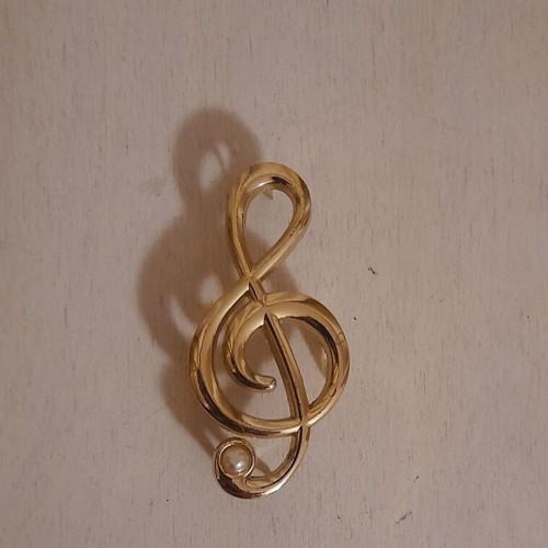 Treble clef pin like new, gold color with faux pearl