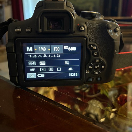Canon 750d camera with lenses and flash