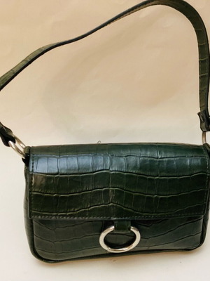 Green shoulder bag like new with ring