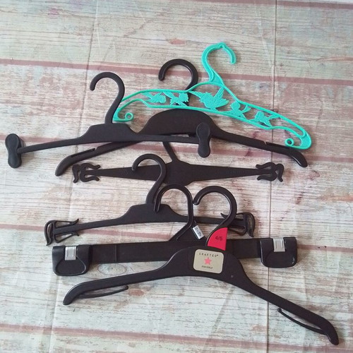 Children's plastic hangers like new, pack of 7 pieces