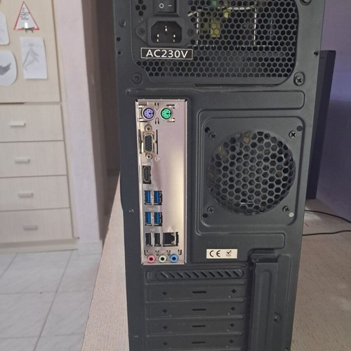 Desktop PC AMD Ryzen 3 3200G with 8GB RAM and 240GB SSD, like new