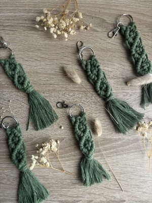 Macramé keychain like new, green