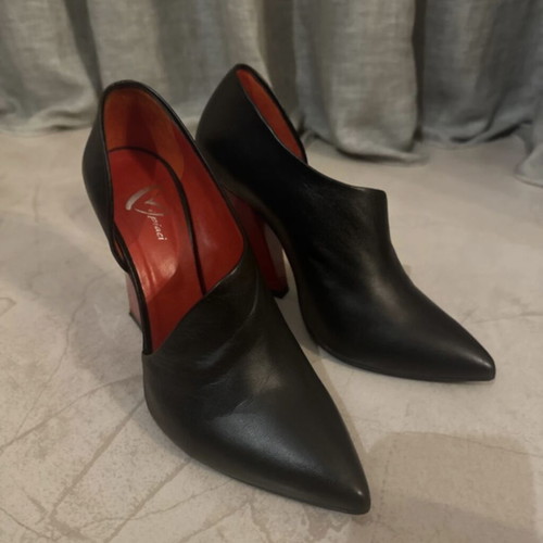Black leather pumps with red heel like new