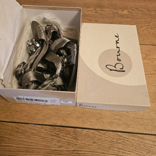 Bourne Taupe sandals new, size 40, gray beige