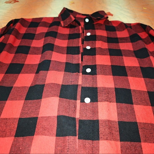Long women's checkered shirt like new, black and red