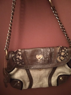 Straw shoulder bag used with leather and castor details