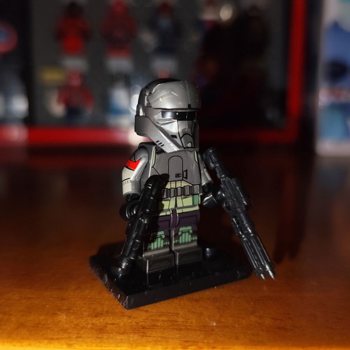 Juggernaut Pilot Star Wars minifigure with base and blasters