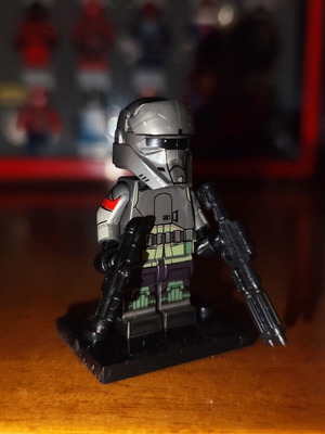 Juggernaut Pilot Star Wars minifigure with base and blasters