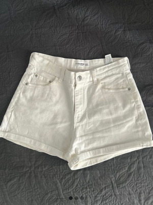 Pull & Bear White Shorts like new, size L 40 12