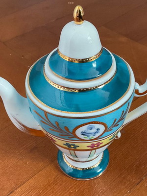 Leonardo Collection porcelain teapot collectible like new with gold leaf decoration
