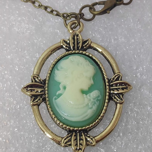 Vintage Cameo Pendant Necklace mint green, like new