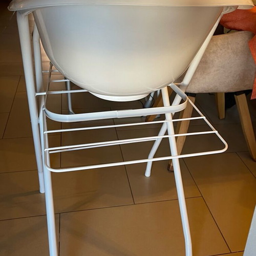 Baby bath tub like new with support frame and towel holder