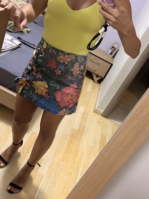 Stradivarius Bermuda skirt XS multicolor with yellow bodysuit gift